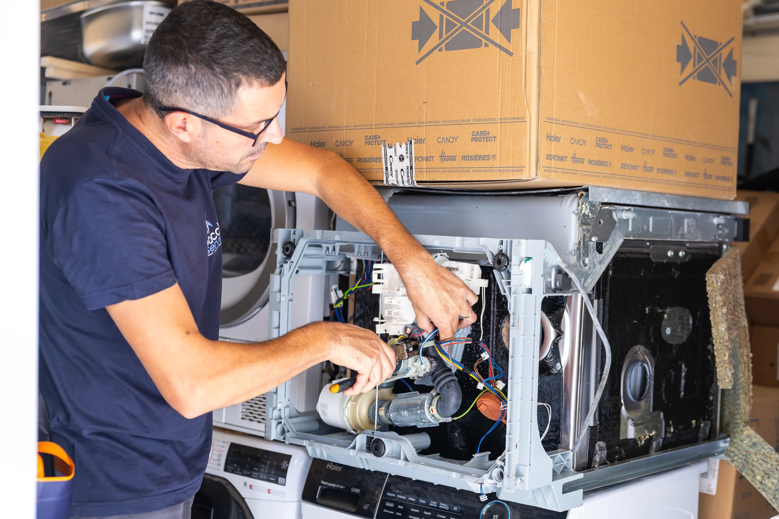 Tecnico Bacchi Service ripara un elettrodomestico guasto nel laboratorio di Castelvetrano